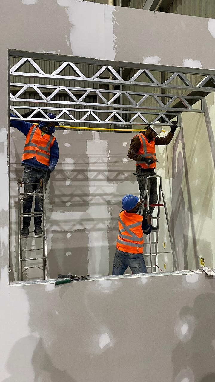 Estrutura metálica da sala em drywall sendo montada pela equipe da AQUITEC Engenharia