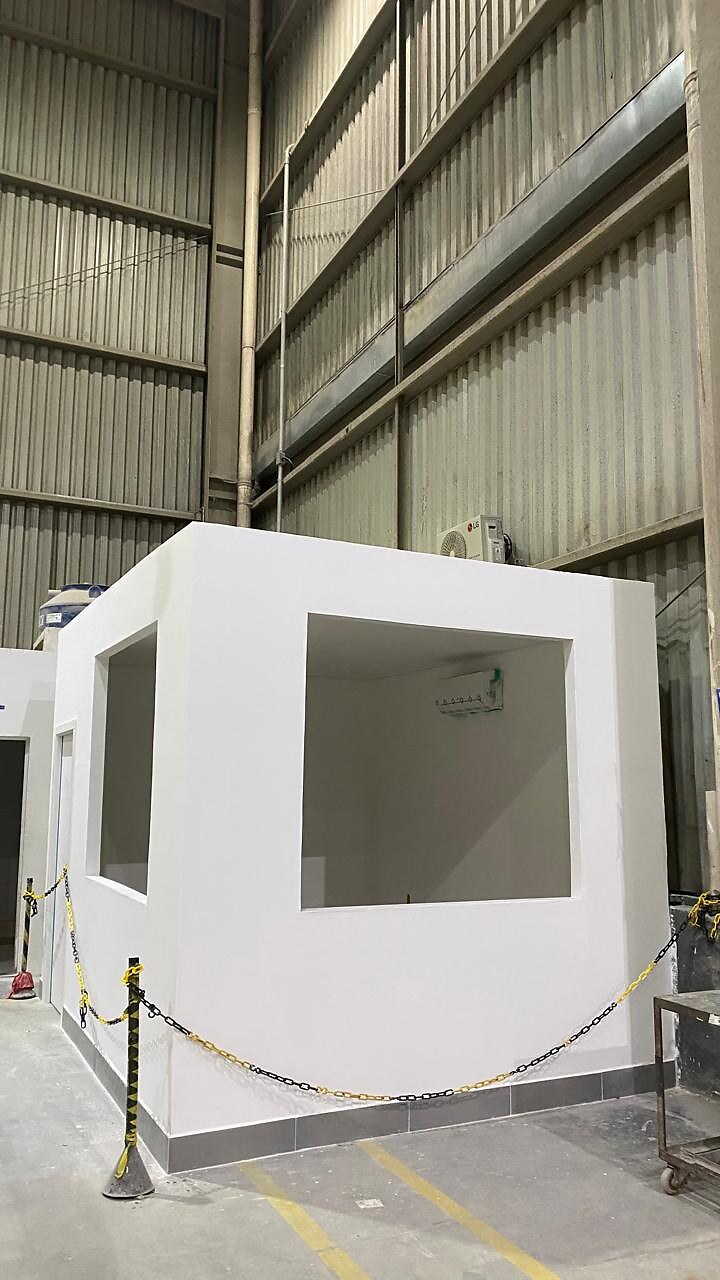 Sala em drywall concluída, vista externa dentro do galpão industrial