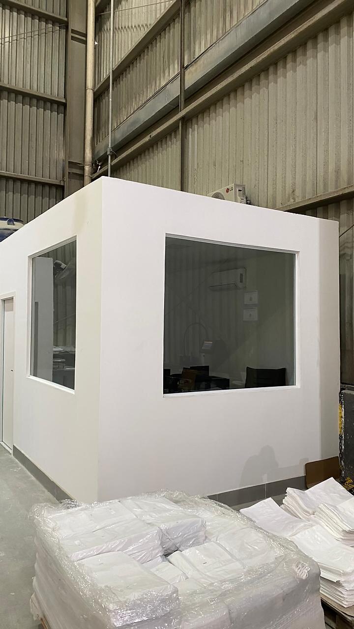 Detalhe da sala em drywall pronta, com climatização instalada